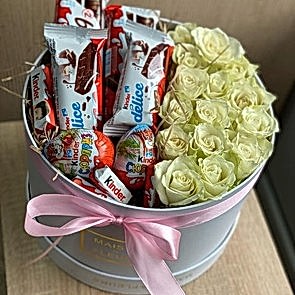 Подарочный набор с цветами и сладостями - Киндер Вайт