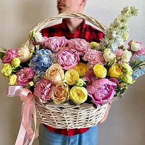 Корзина из летних цветов - Ягодная