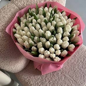 Букет нежных белых тюльпанов