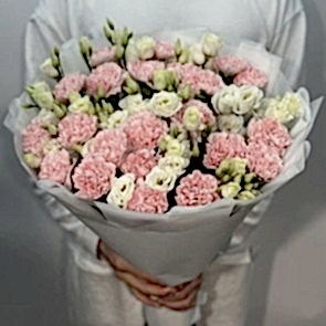 Букет с диантусами и эустомой