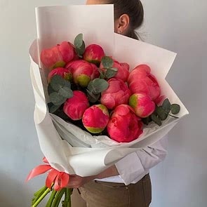 Яркие пионы с эвкалиптом